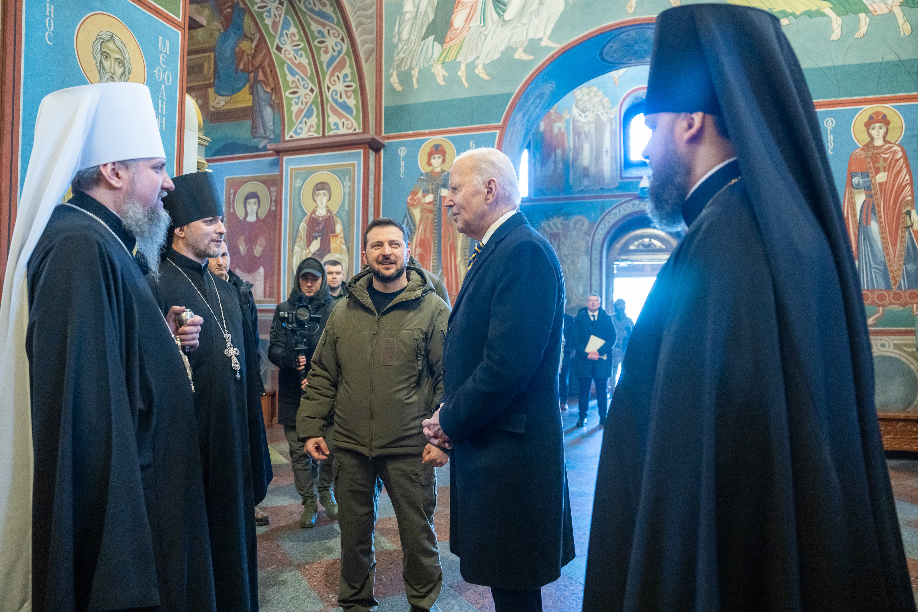 拜登抵達基輔後便與澤倫斯基一同前往聖米迦勒教堂。（圖／翻攝自Twitter @POTUS）